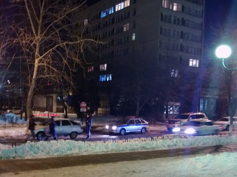Доблестные сотрудники ДПС стоят отлично :) 
И совсем не затрудняют движение по и так узкой улице, тем, что останавливают машины пачками. Работают.