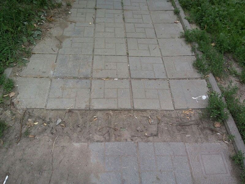 Возле Победы 10, по дороге к остановке.
