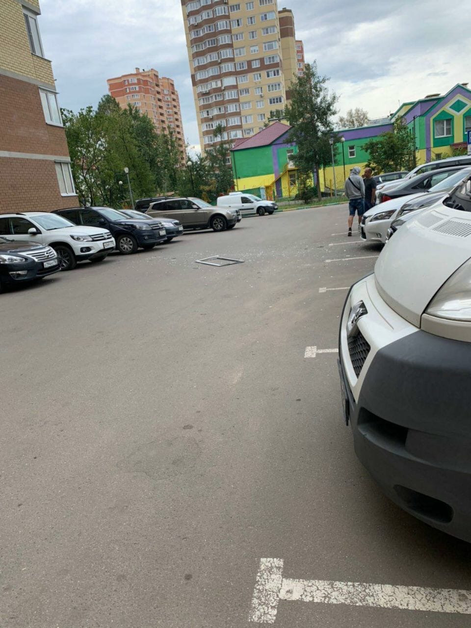 На ул. Советской д.2 на припаркованный автомобиль упало окно