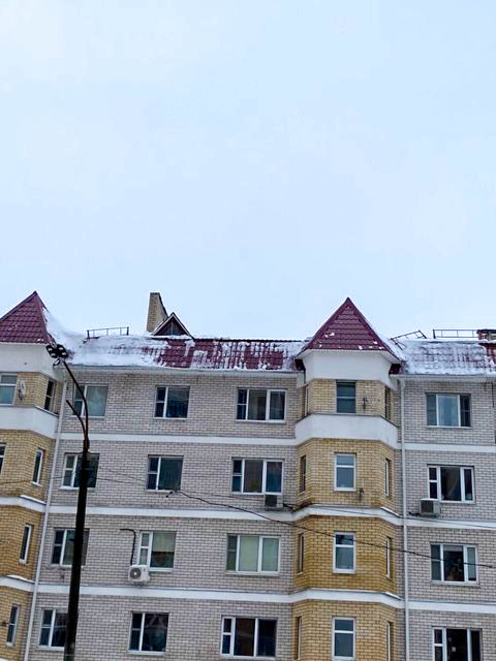 Осторожно, на Строителях 3/2 с крыши падают ограждения