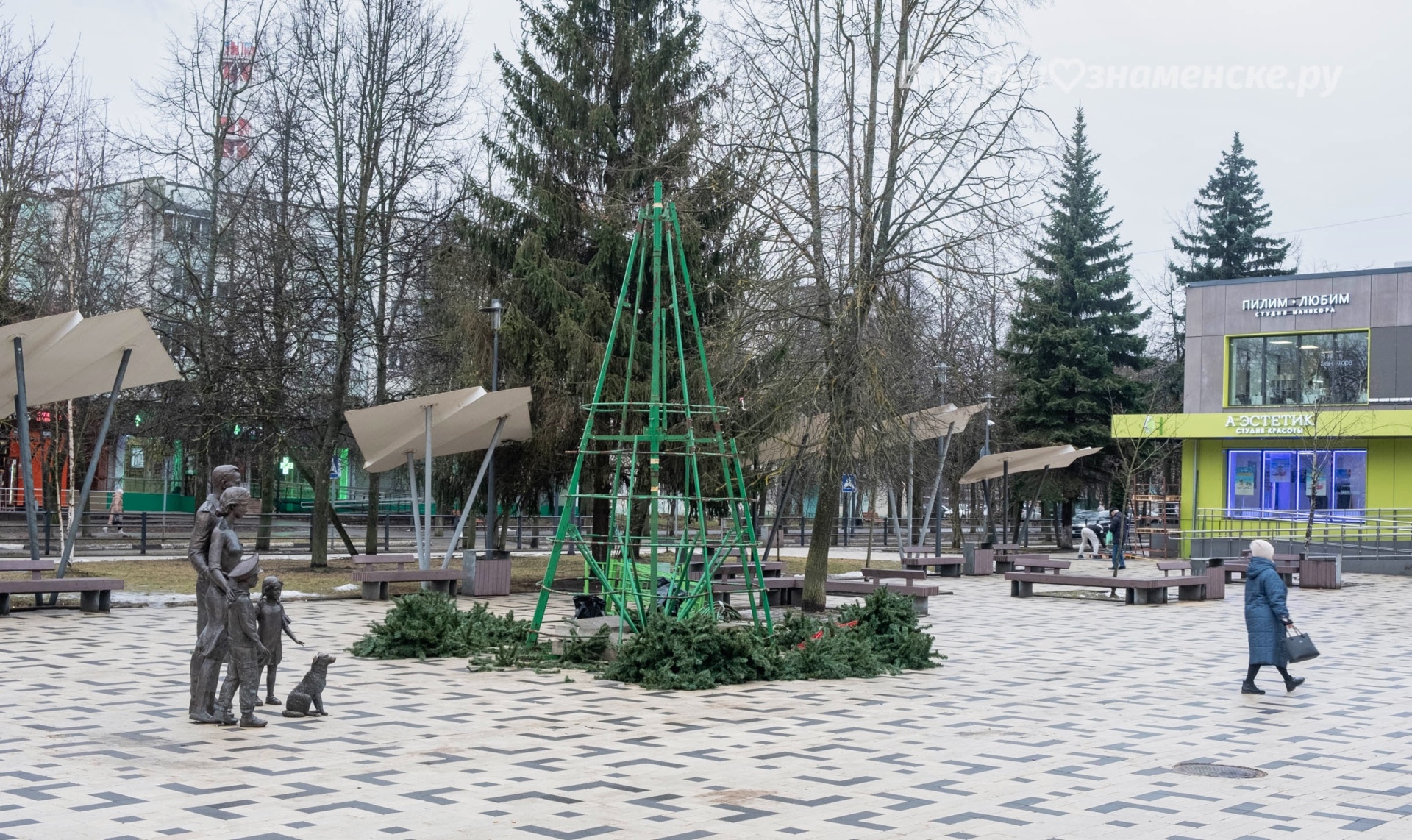Ёлочка на площади Семьи — всё