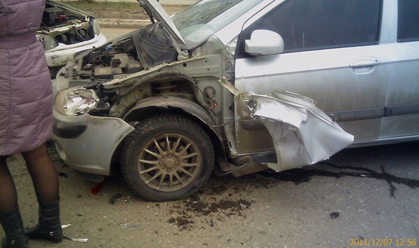 Hyundai серый цепанул бордюр (помоему при повороте с молодежки) и с бордюра ее выкинуло на встречку
- там он по касательной об заднее левое крыло Pajero влетел в белый минивен в правую лобовую часть.
За рулем Hyundai была женщина.