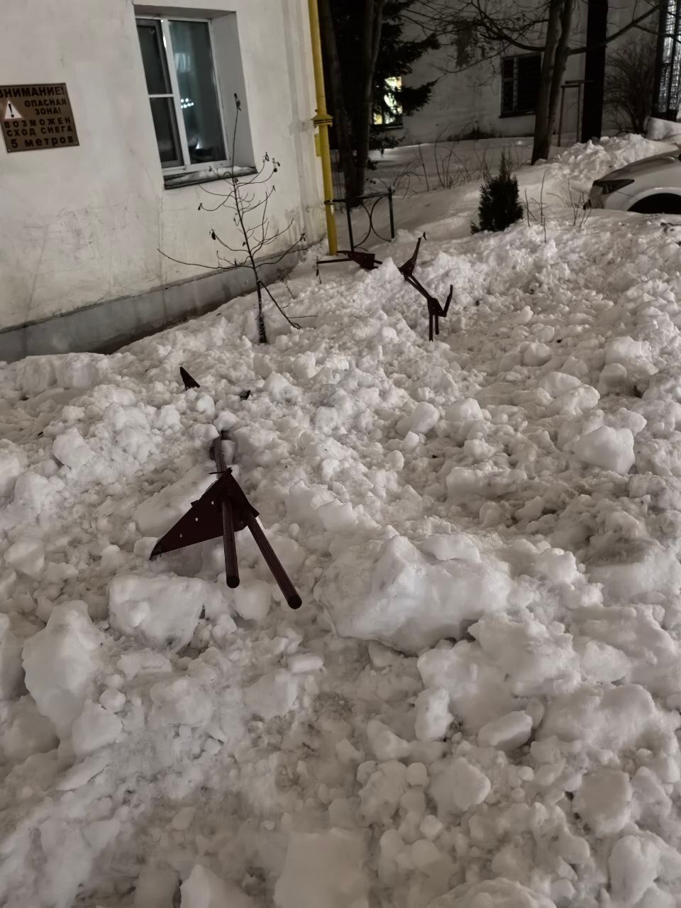 На Советской 5 с крыши рухнул снег, вместе со снегоудержател