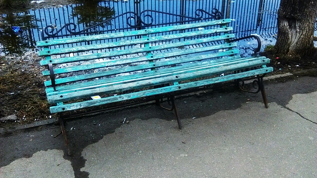 В понедельник 17 октября в бассейне возле фонтана кто то по ошибке( а может и специально) одел не свои ботинки. Оставила на 10 минут, вожу старшего сына. Скорее всего это девочки из группы на 17-00, тренер Роза Павловна. Другие дети похожие по возрасту в это время в бассейн не ходят. Уважаемая девочка и ее родители, Ваши ботинки я аккурат сдала в раздевалку. Прошу вернуть мои ботинки, так как было очень не приятно выйти из бассейна с грудным ребенком на руках и не обнаружить свою обувь на оставленном месте. Ботинки стояли рядом под лавочкой возле кассы. Прилагаю фото ботинок оставленных вместо моих, может кто узнает. Интересно, родители детей смотрят в чем их чадо приходит домой!