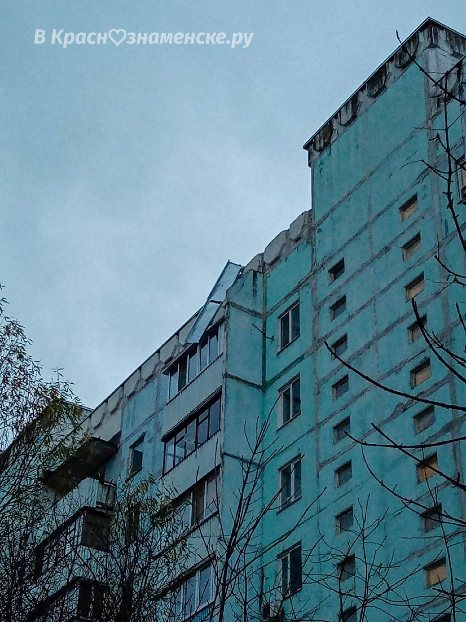 Улица Победы 22. Будьте осторожны. Повис кусок крыши. — Краснознаменск