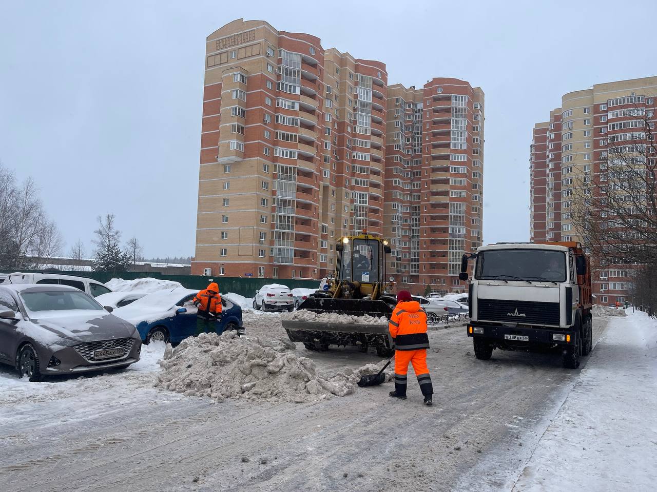 Коммунальные службы ежедневно чистят от снега придомовые тер