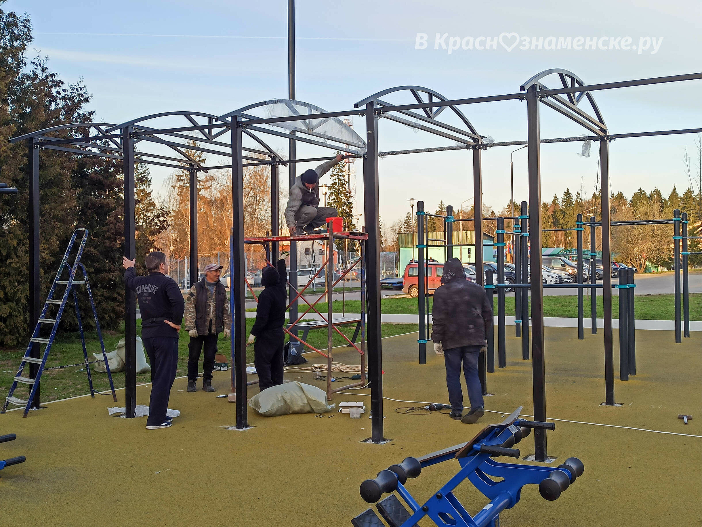 В спортгородке устанавливают навес — Краснознаменск