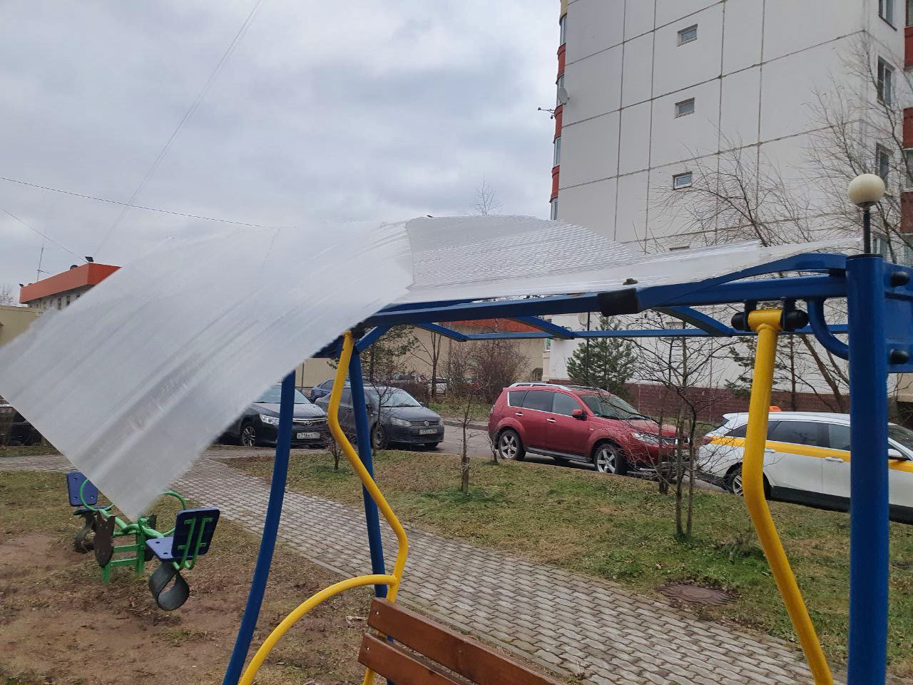 На площадке во дворе Гагарина 19 при очередном сильном порыв