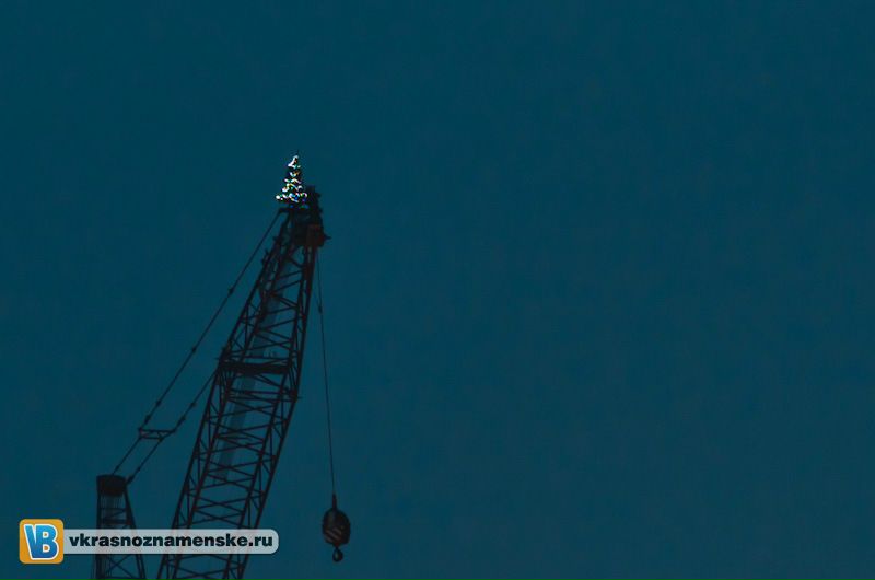 Liebherr и Ёлка
По дороге в SPAR был замечен интересный новогодний кран