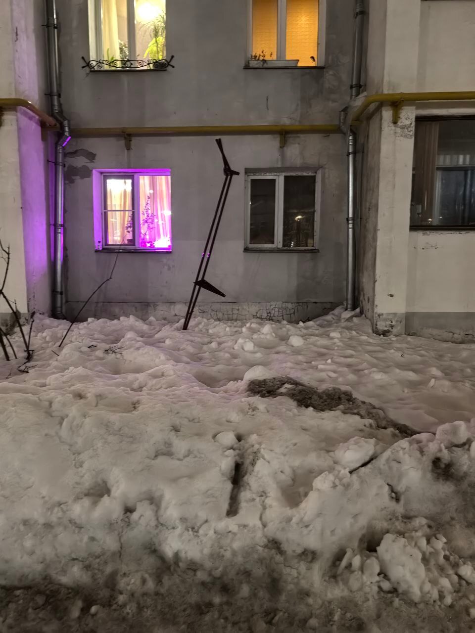 Второй снегоудержатель рухнул на Советской 5, будьте осторож