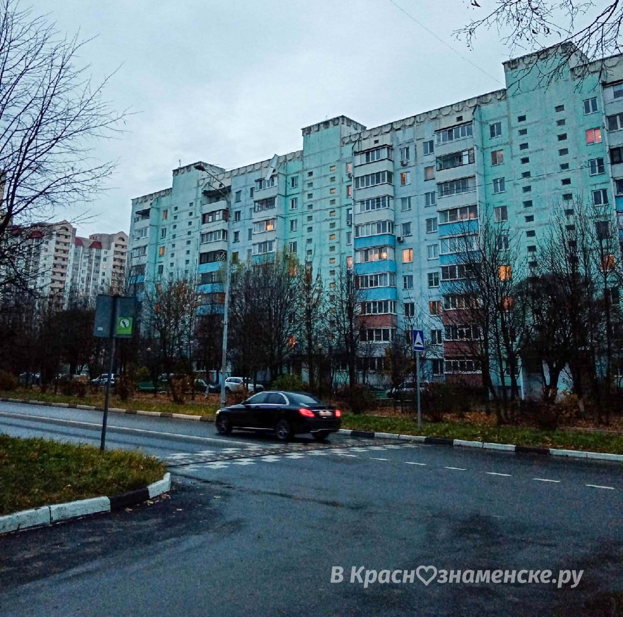Улица Победы 22. Будьте осторожны. Повис кусок крыши.