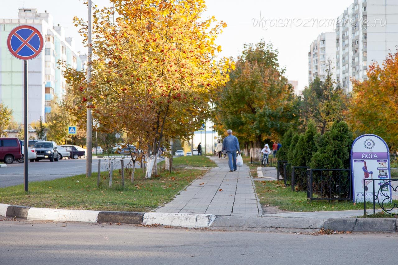 Отсутствие съездов с тротуаров для колясок и неразумная высота бордюров