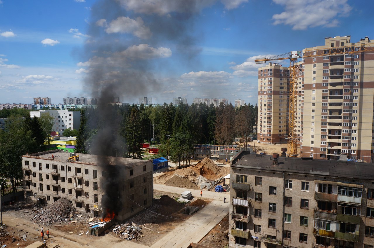 В этот раз компания НИСКОМ решила потравить жителей
http://www.vkrasnoznamenske.ru/news/detail/129442/

Сегодня из окна своего дома наблюдал, при сносе дома по ул. Советская 2, рабочие собирали и сбрасывали пластик из квартир в контейнер. 
Вид