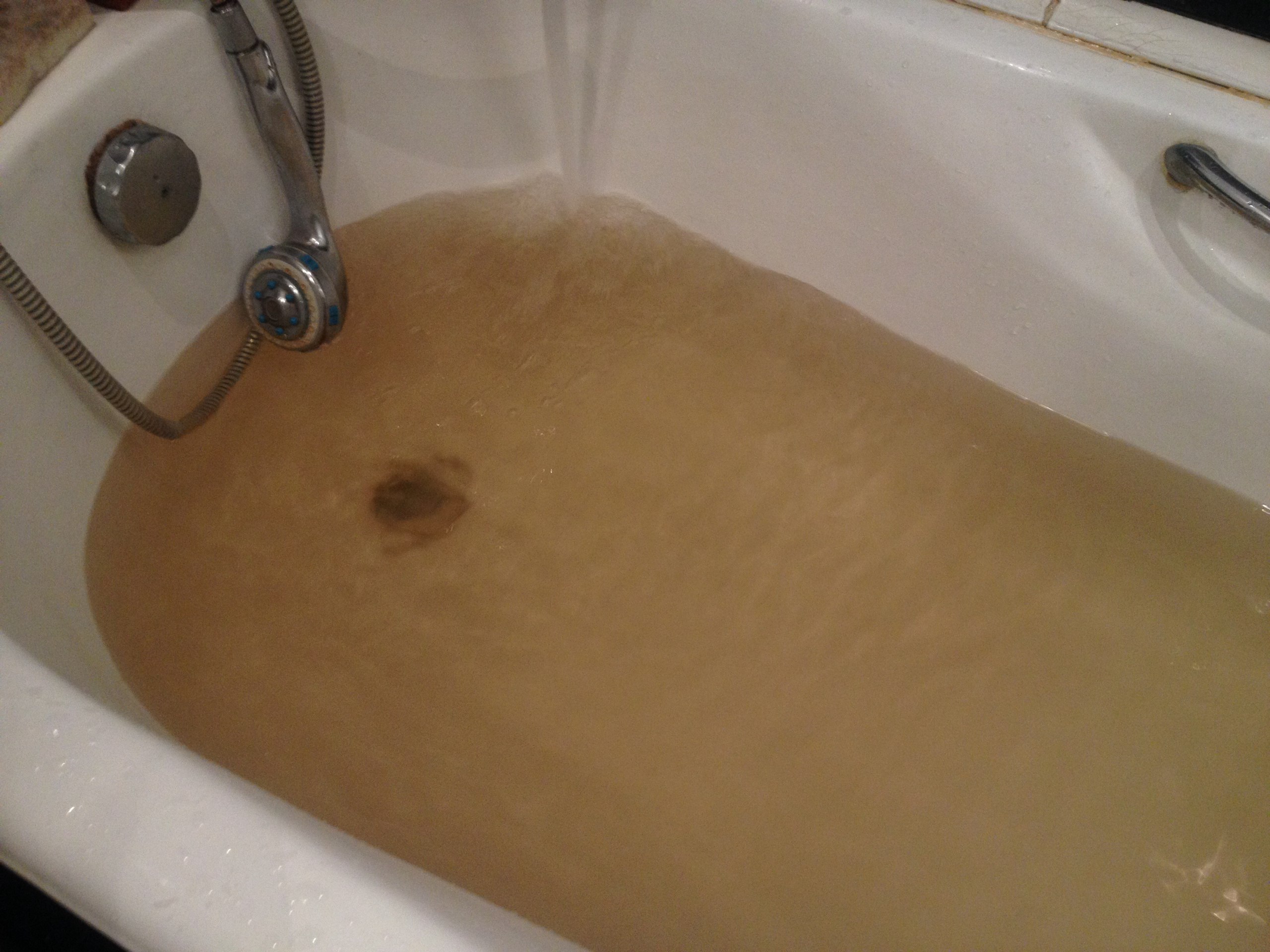 Мало того, что отопления нет, так ещё ржавая вода из крана н