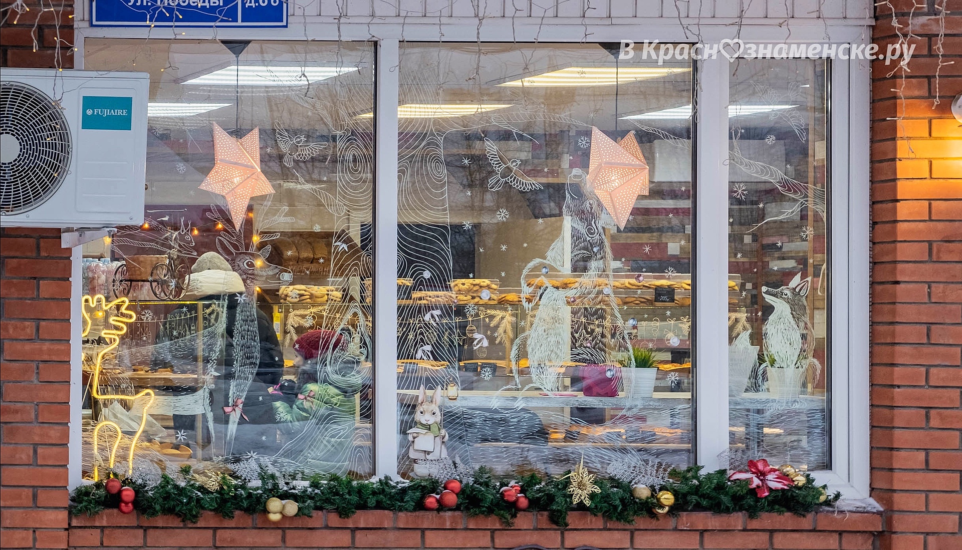 Новогодние краснознаменские витрины, создающие сказочную атм