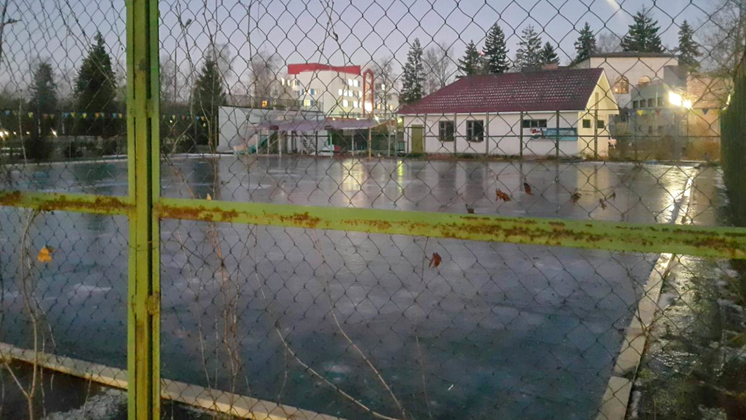 У госпиталя залили каток, скоро открытие сезона