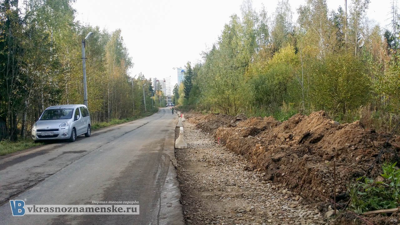 В соответствии с генеральным планом развития ЗАТО Краснознаменск (как принимался план http://www.vkrasnoznamenske.ru/news/detail/25822/):

Началась массовая вырубка леса
Новая дорога соединит Краснознаменск с будущей промышленной и складской зоной
Заодно, расширяют дорогу к кладбищу промышленной зоне:
Не понятно зачем, примерно месяц назад, были установлены новые скамейки и урны, которые теперь лежат вдоль дороги.

Чистого воздуха станет еще меньше, зато появятся рабочие места.

Смотреть новость на сайте:
http://www.vkrasnoznamenske.ru/news/detail/187360/