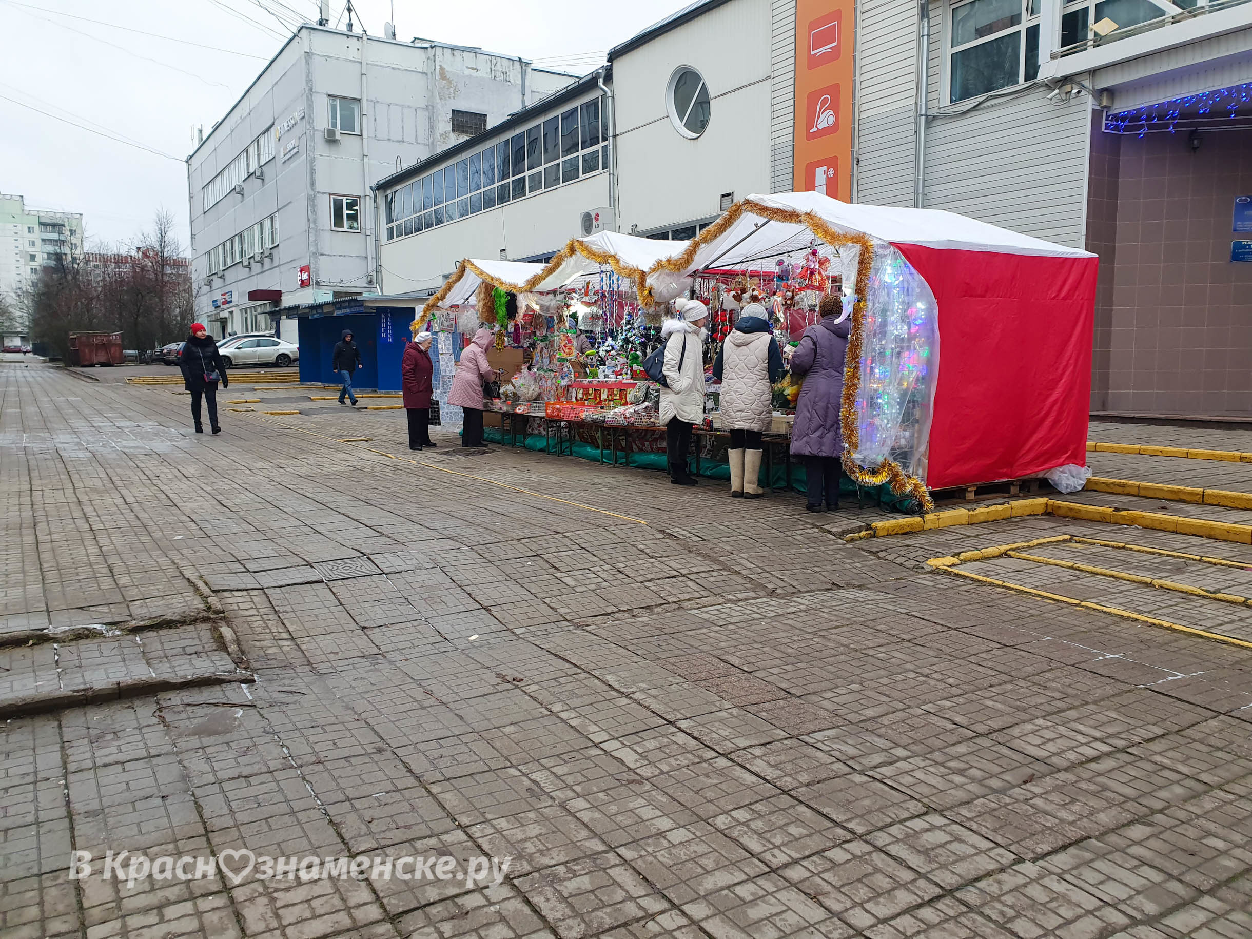 Уже совсем скоро у городского рынка заработает ёлочный базар
