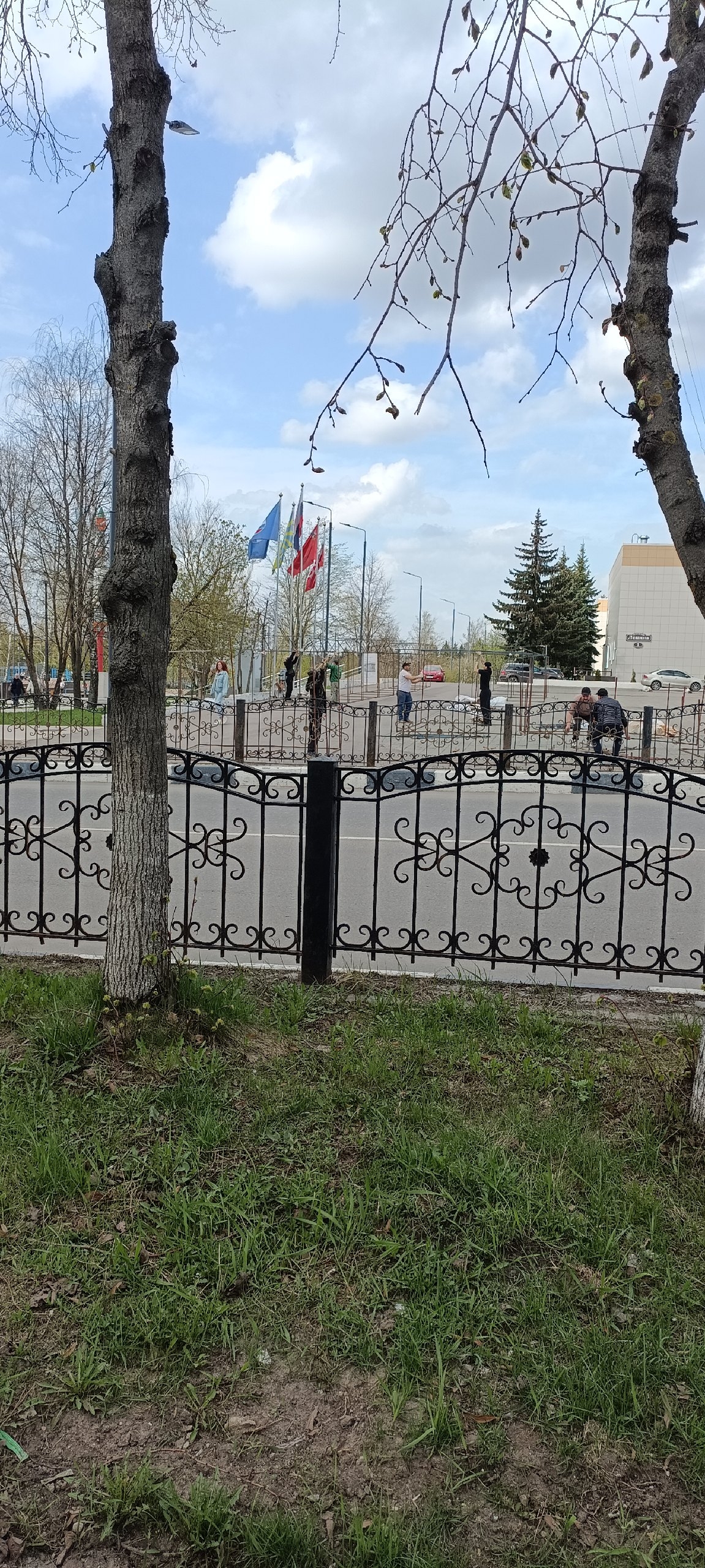 Зато ярмарка приехала ,откуда пропуска ...что происходит ...
