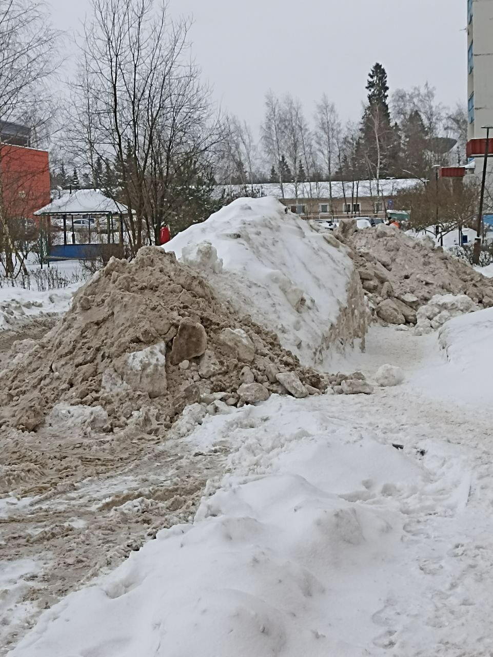 Безобразие на Связистов 10/1❗  Свозят снег с других дворов к