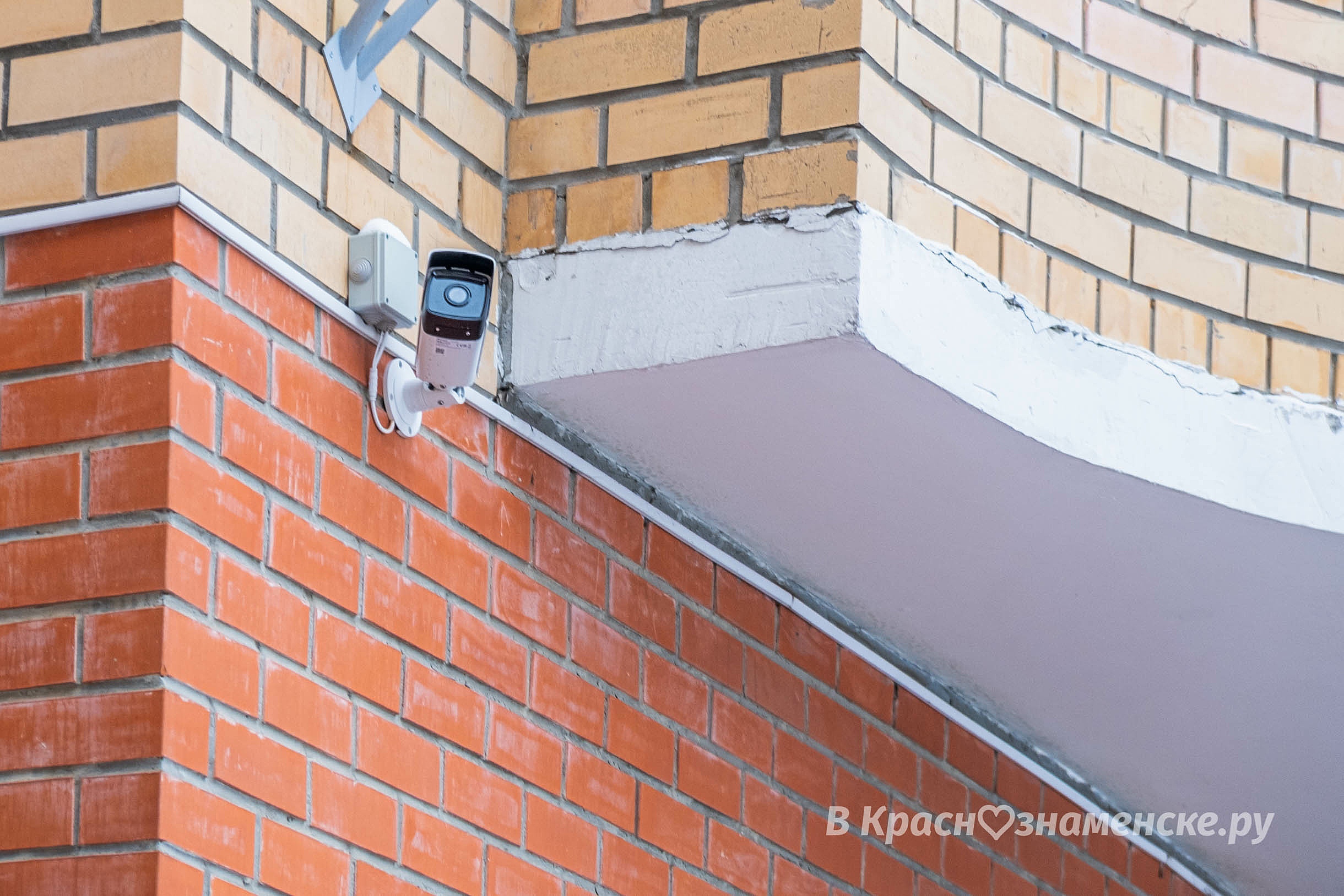 В разных местах города встречаются камеры видеонаблюдения, п