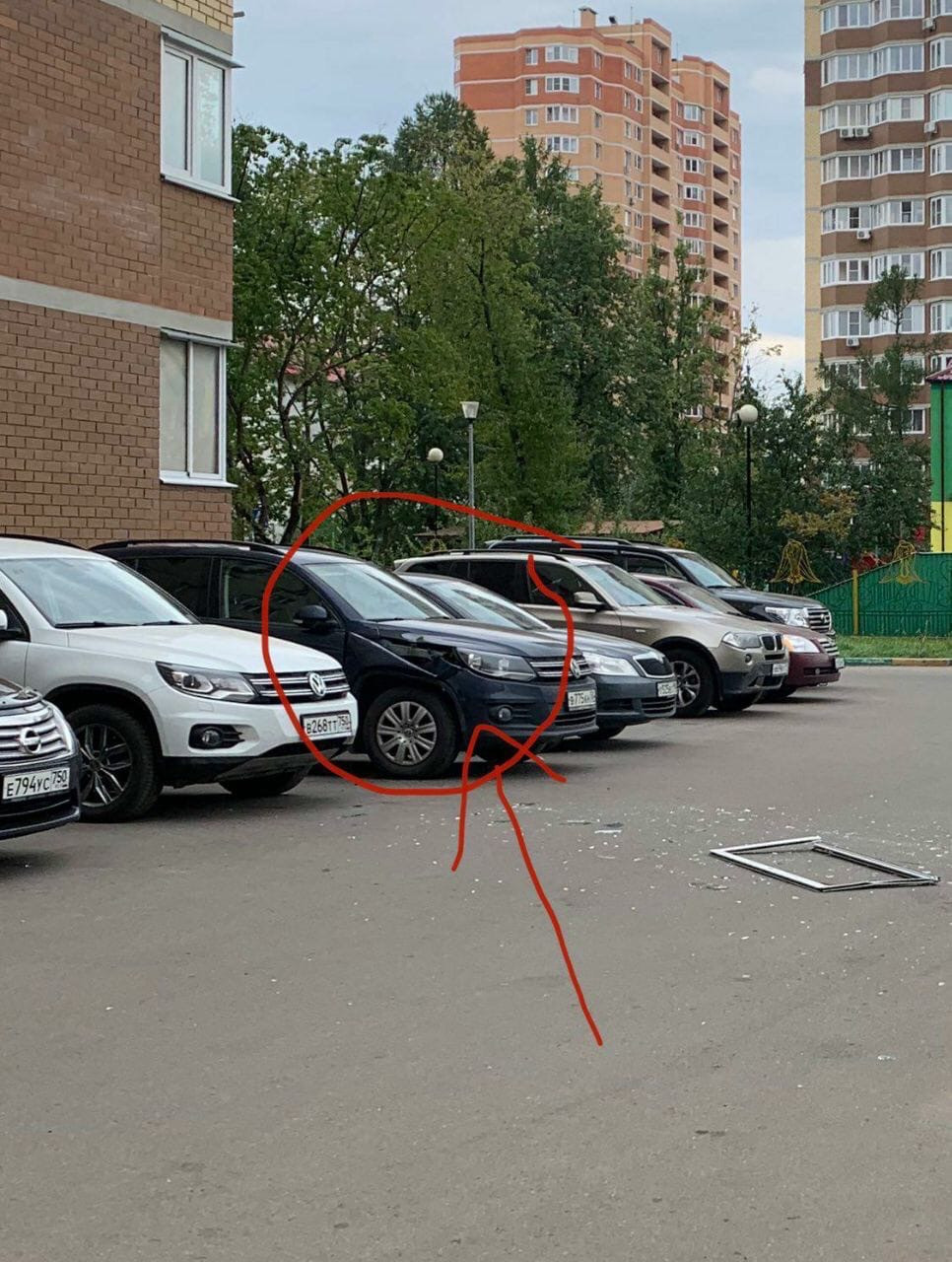 На ул. Советской д.2 на припаркованный автомобиль упало окно