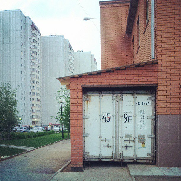 Он парковался на тротуарах =))