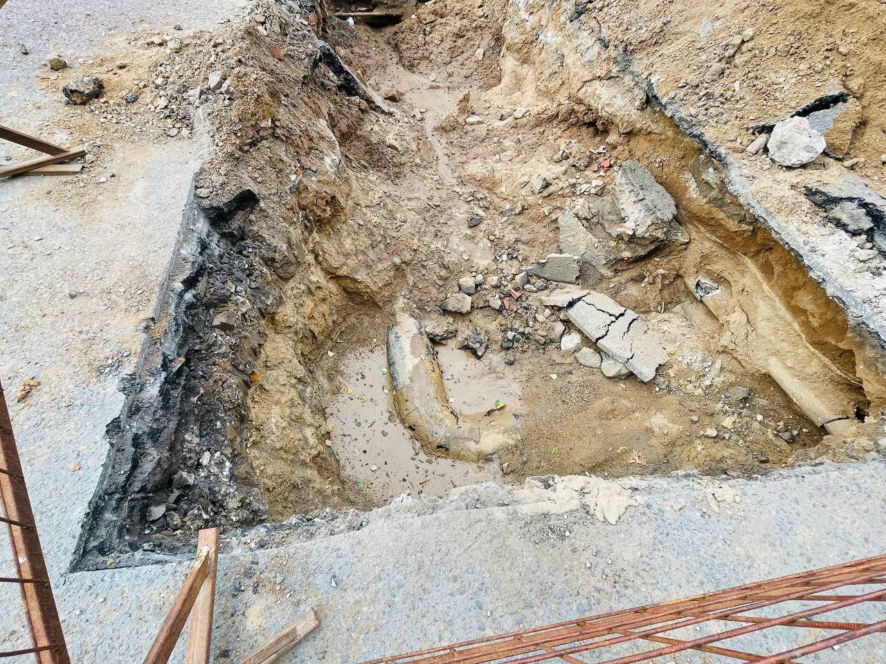 На улице Парковой, 2а, около магазина «Виктор», проводятся р