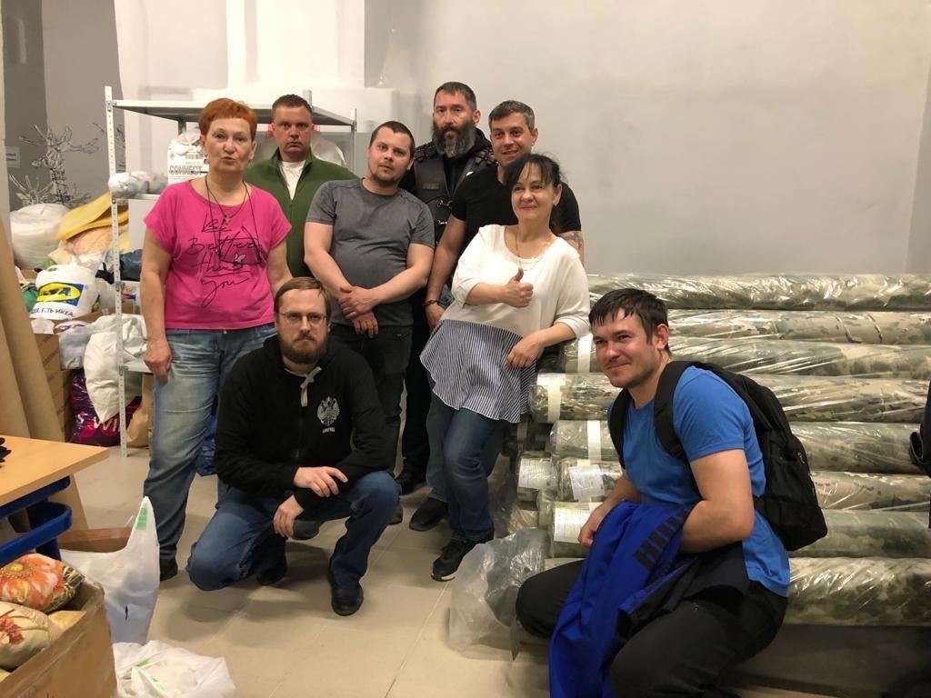 Разгрузили ткани для плетения маскировочных сетей, которые б