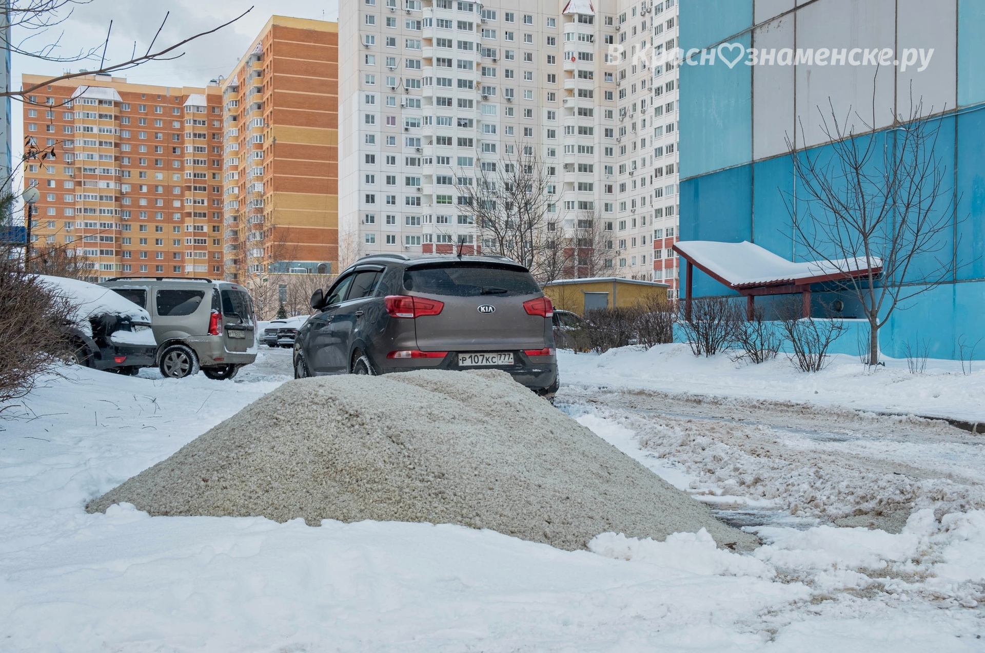 Реагентовые сугробы на ул. Связистов