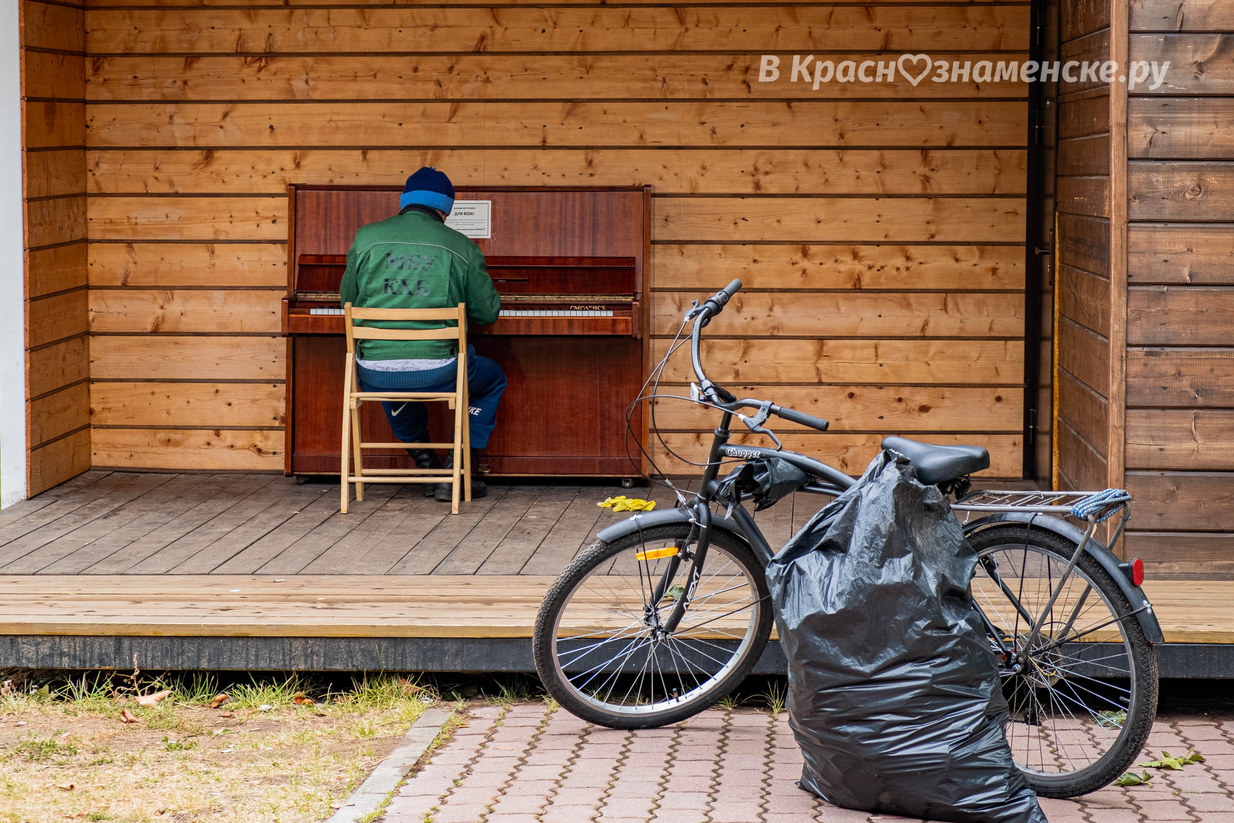 На улицах города краснознаменские дворники следят не только