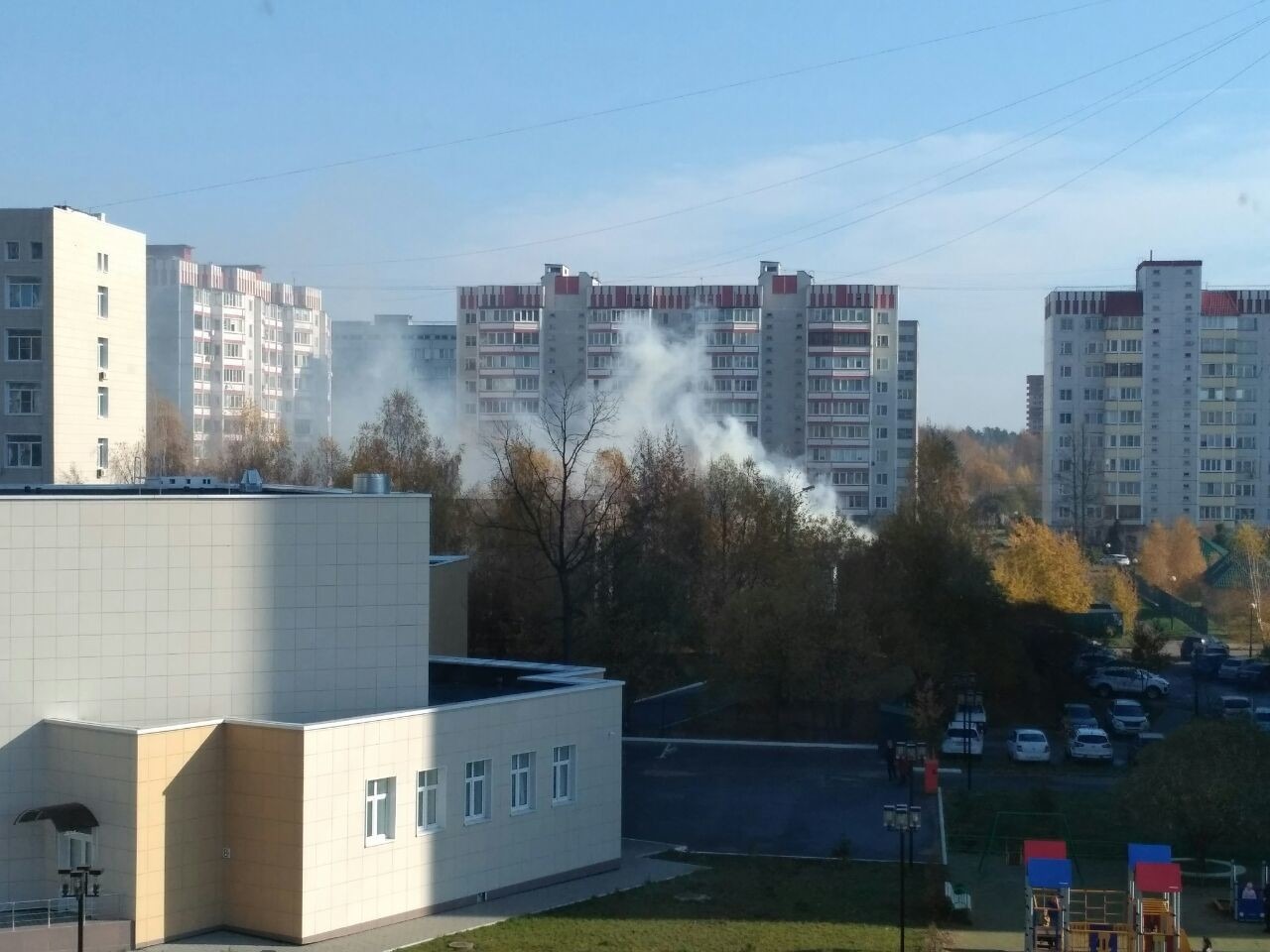 Уже полчаса нехило так в окна дома дым идет