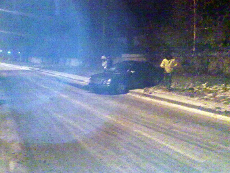 Водитель не справился с управлением и вылетел на обочину
Со слов очевидцев "пьяная молодежь взяла автомобиль у родителей"