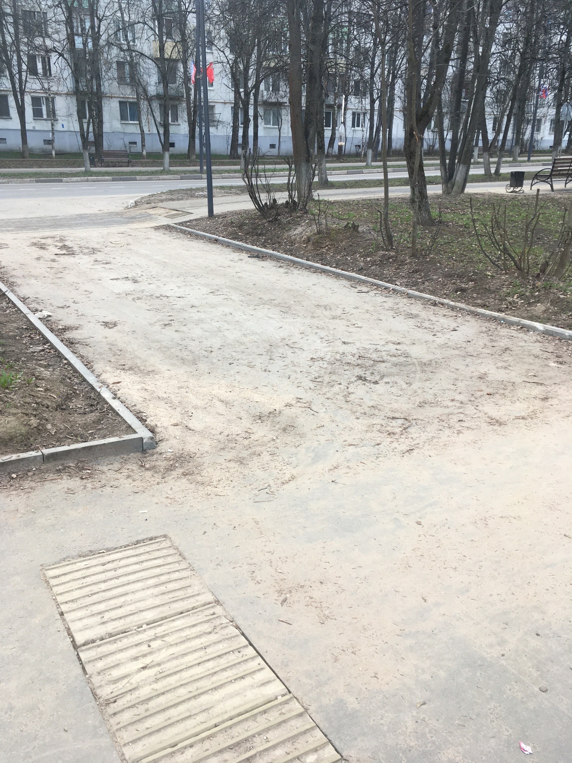 По проспекту Мира каждое утро ездит трактор, но дорожку вдол
