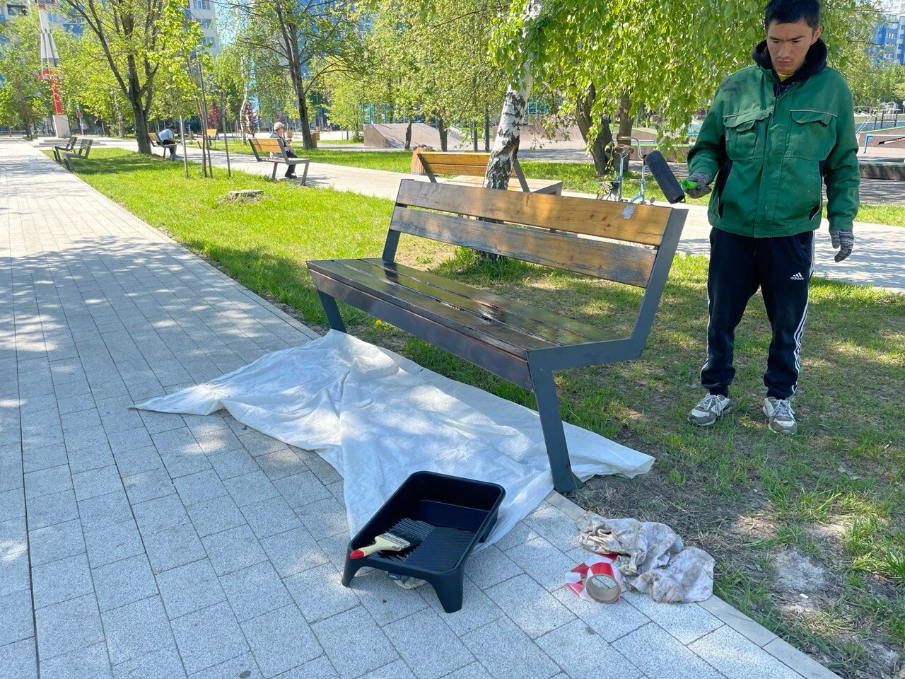Лавочки начали окрашивать. Будьте внимательны. — Краснознаменск