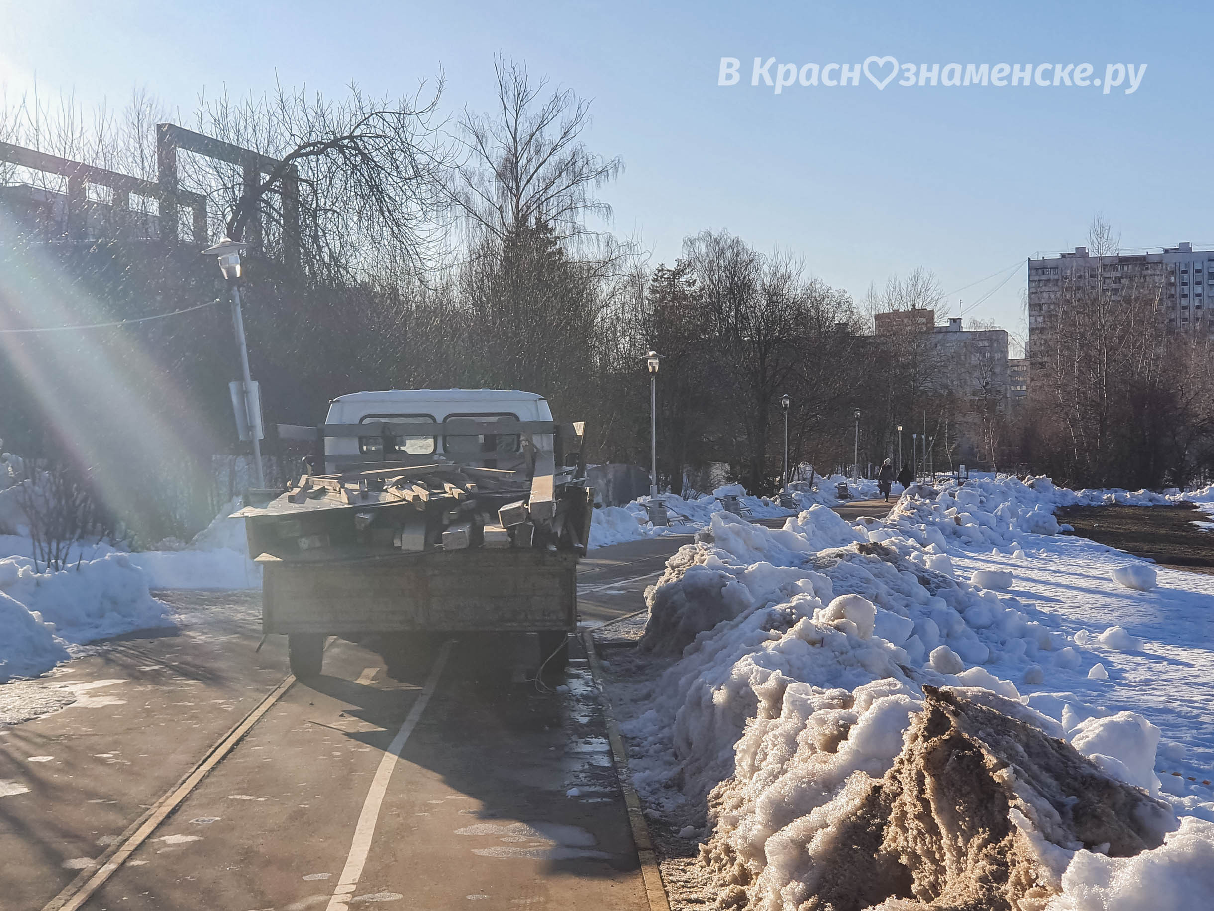 На новом озере демонтировали сломанный солнцезащитный навес.