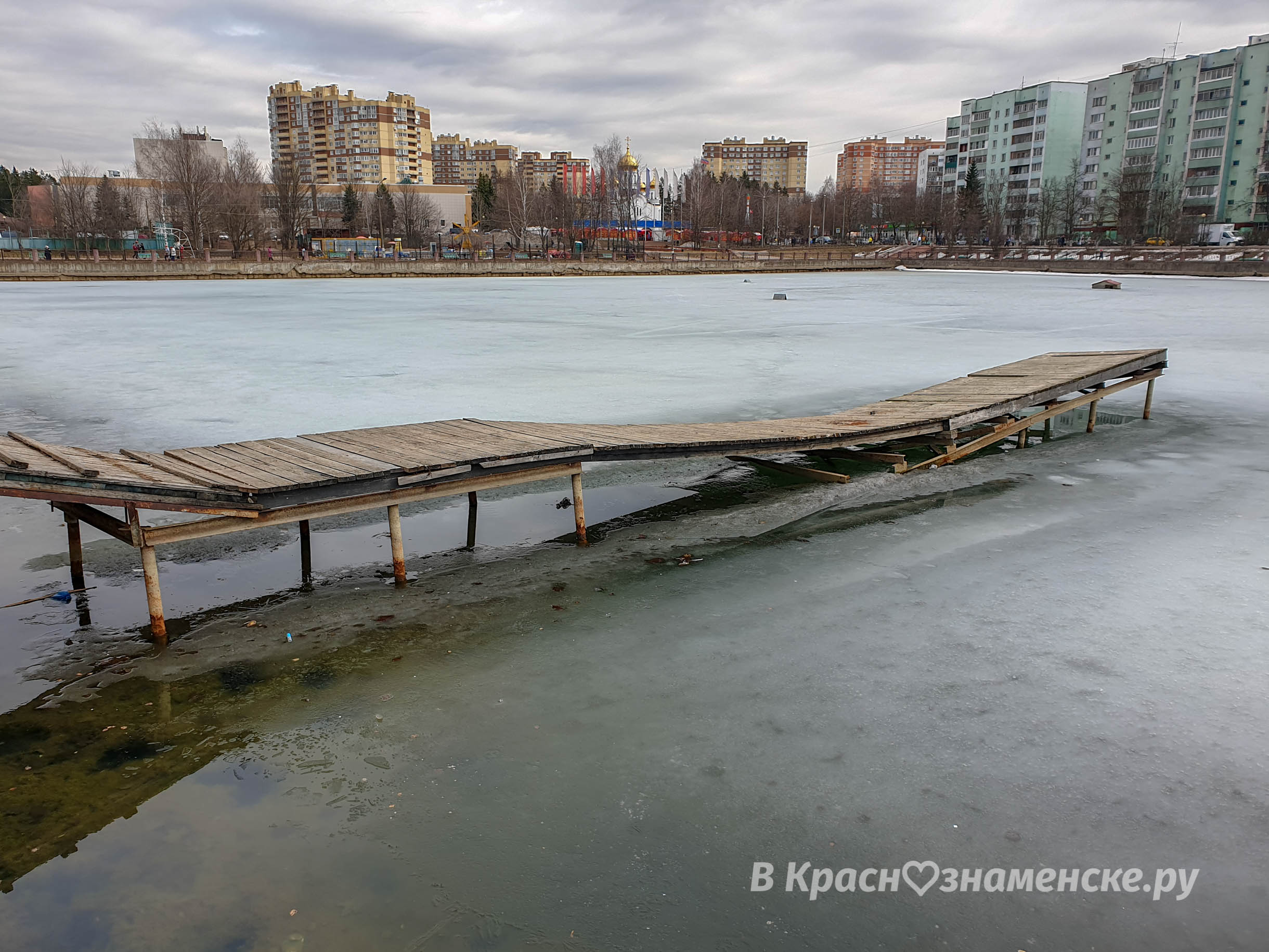 Мостки на городском озере угрожающе просели и собираются ухо