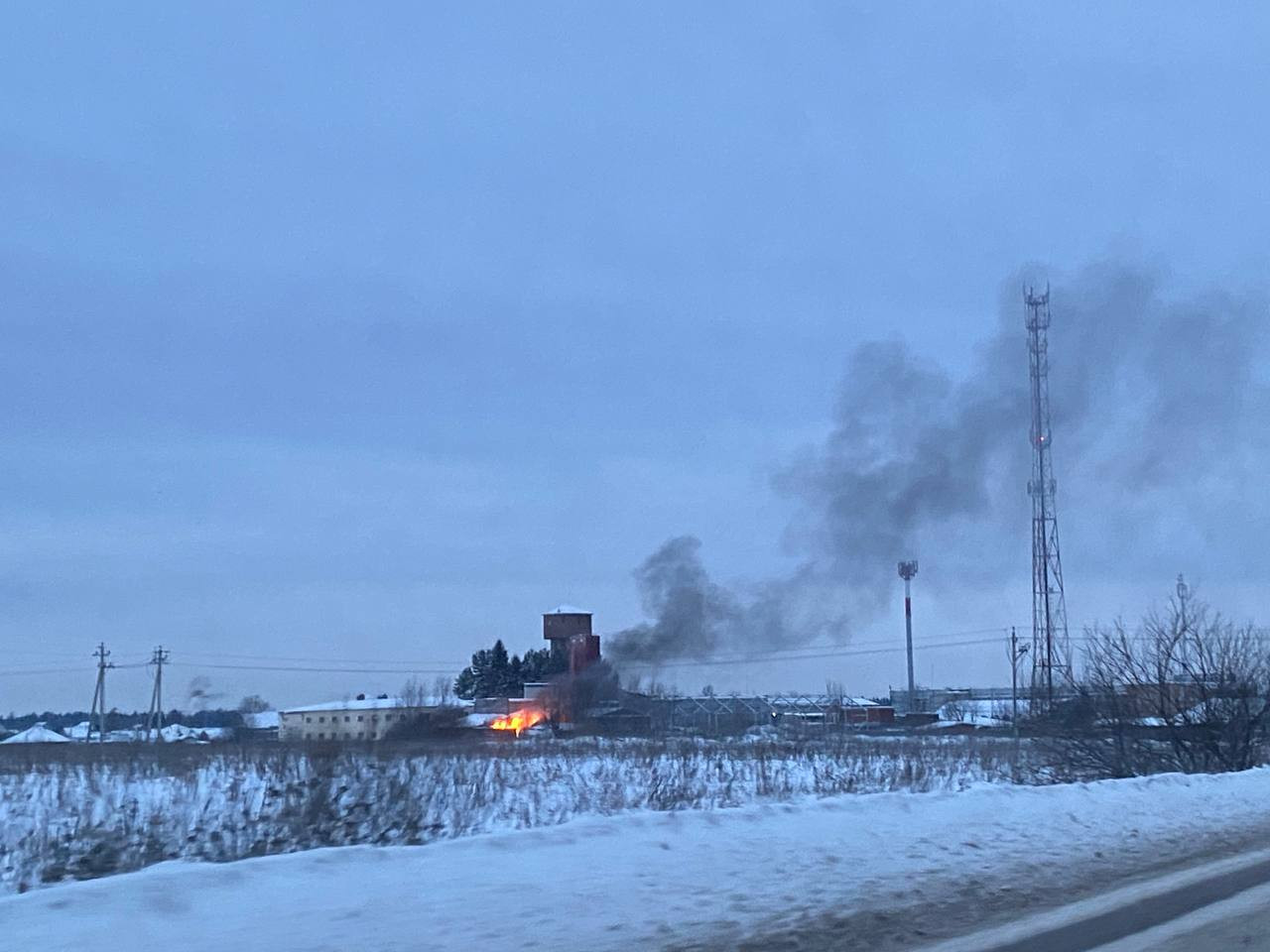 Горит складская база около города — Краснознаменск