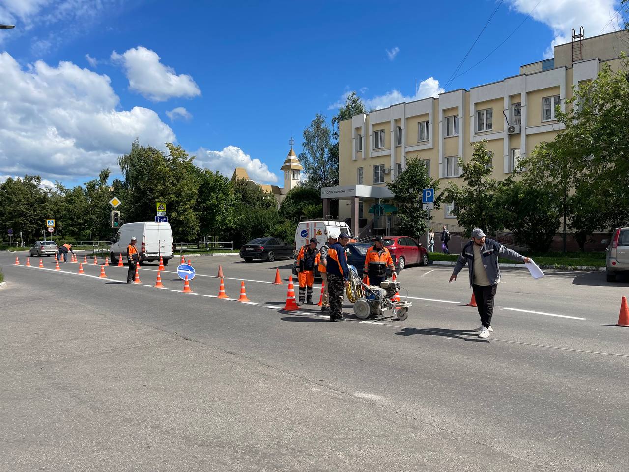 Продолжаются работы по обновлению дорожной разметки.