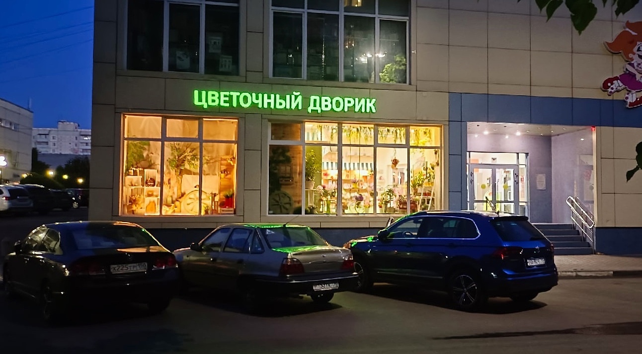 Красиво оформленных витрин в городе очень мало, хотелось бы