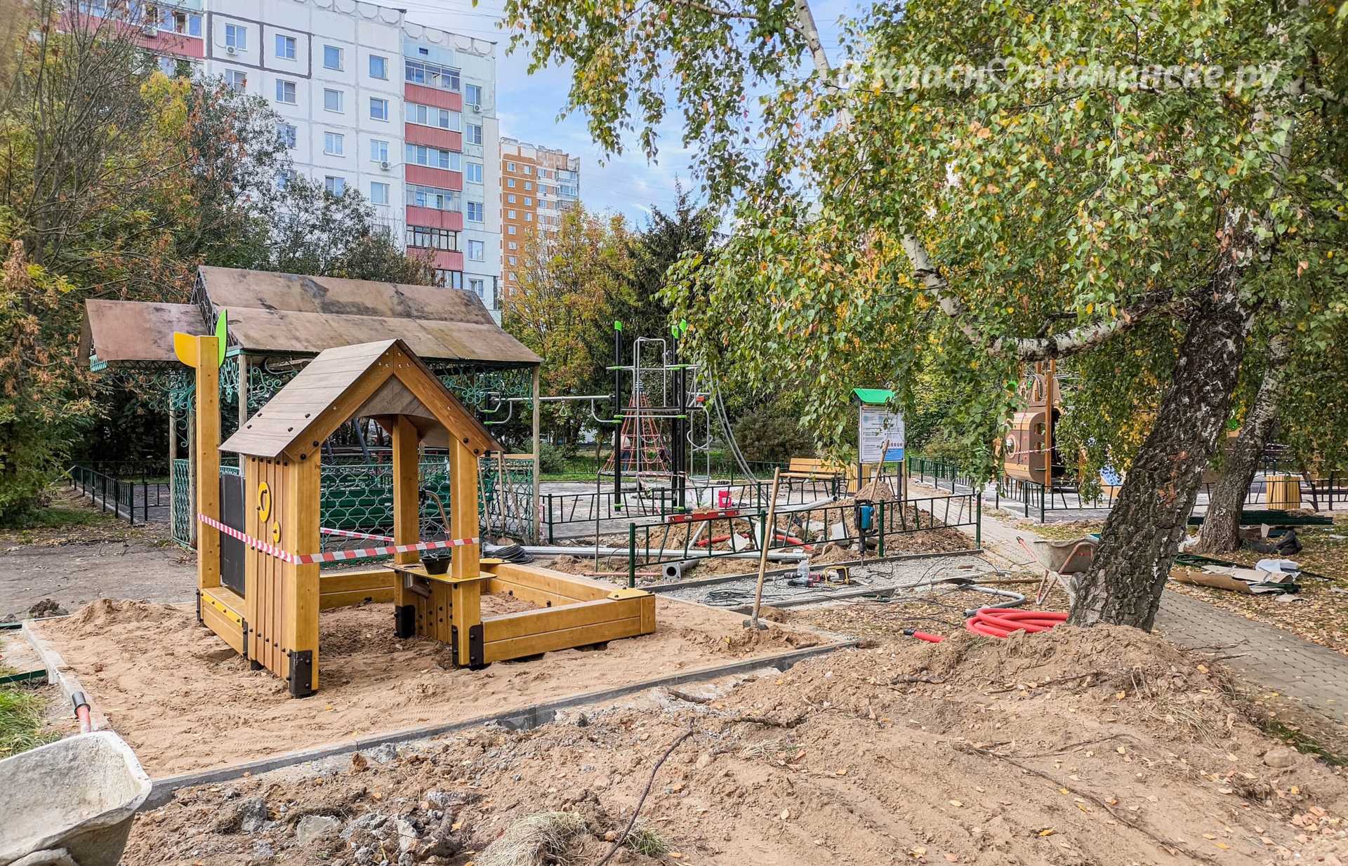 Монтаж новой детской площадки во дворе домов Краснознамённая