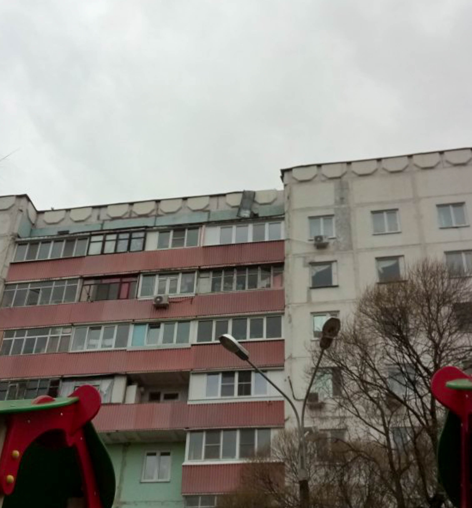 В Краснознаменске сносит крыши Из-за сильного ветра уже отор