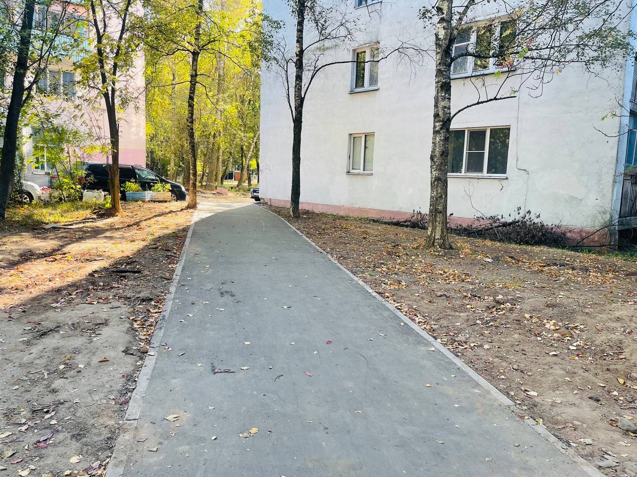Во дворах по улице проспект Мира, 3, 5, 10 уже завершаются р