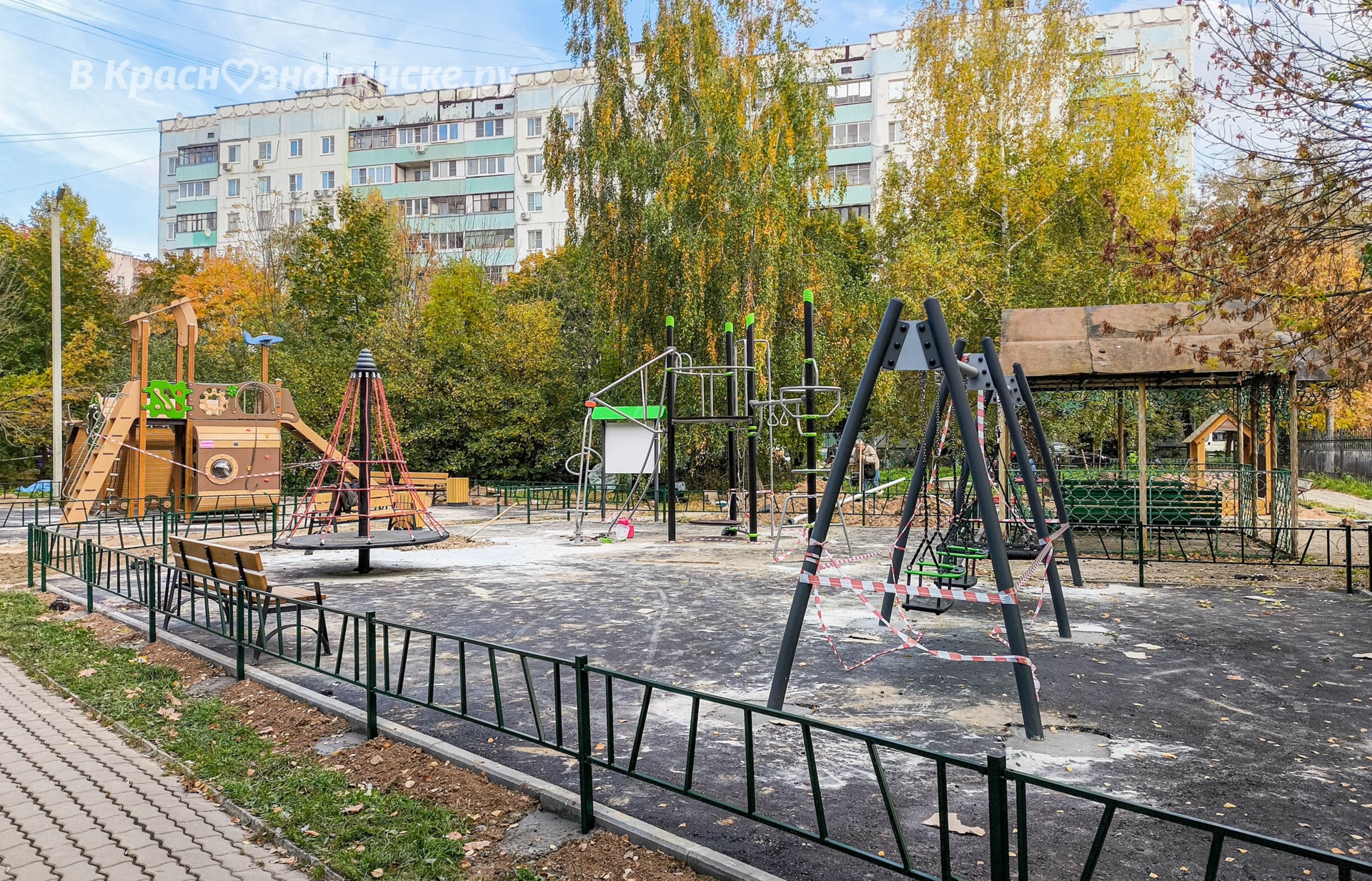 Монтаж новой детской площадки во дворе домов Краснознамённая