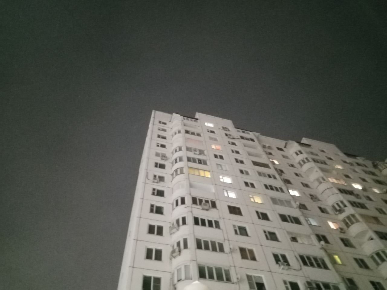 На Гагарина 19, скоро сорвёт метало черепицу. Торец дома, бл