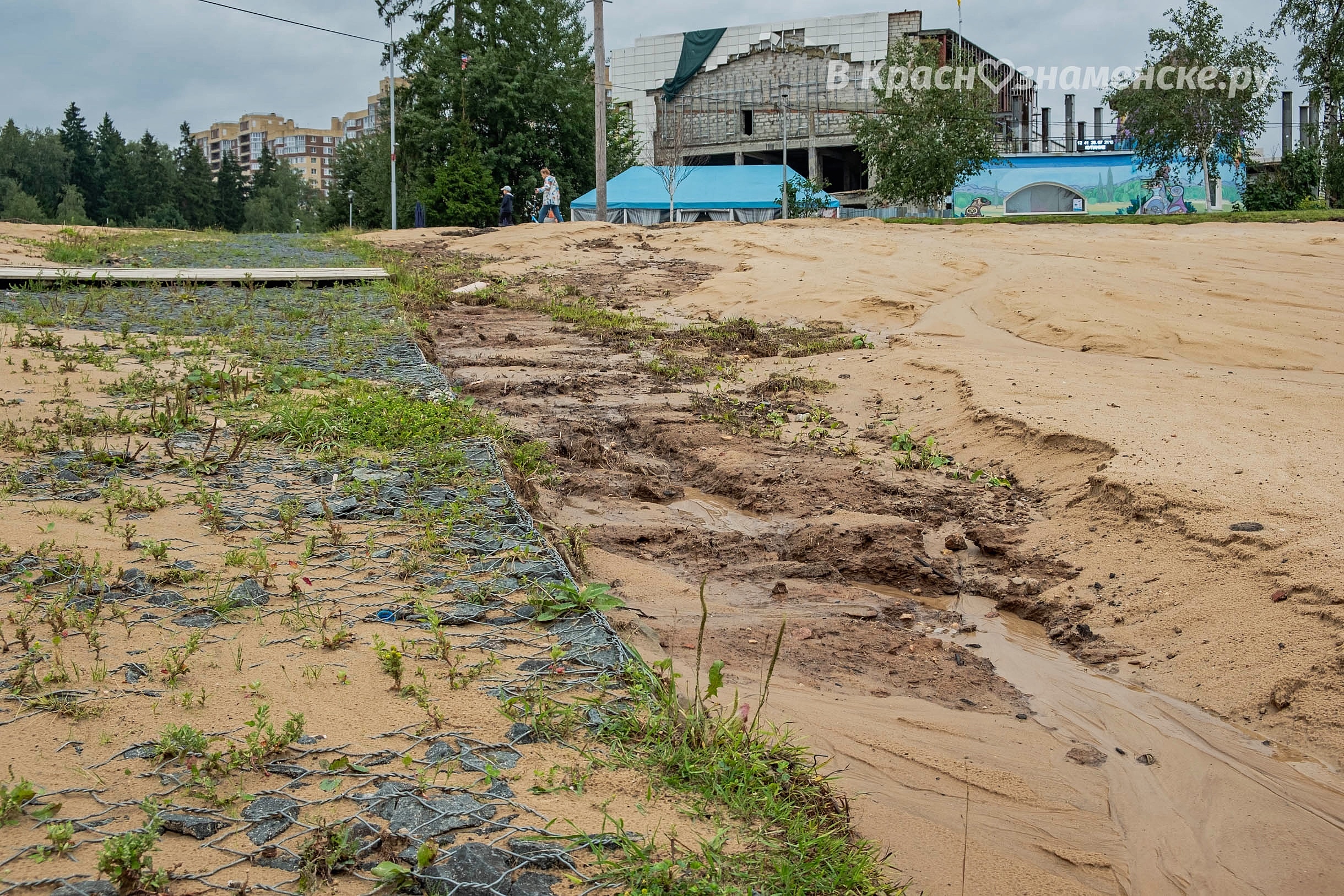 Новый песок частично смыло в озеро ????  Нездорово, что потоки