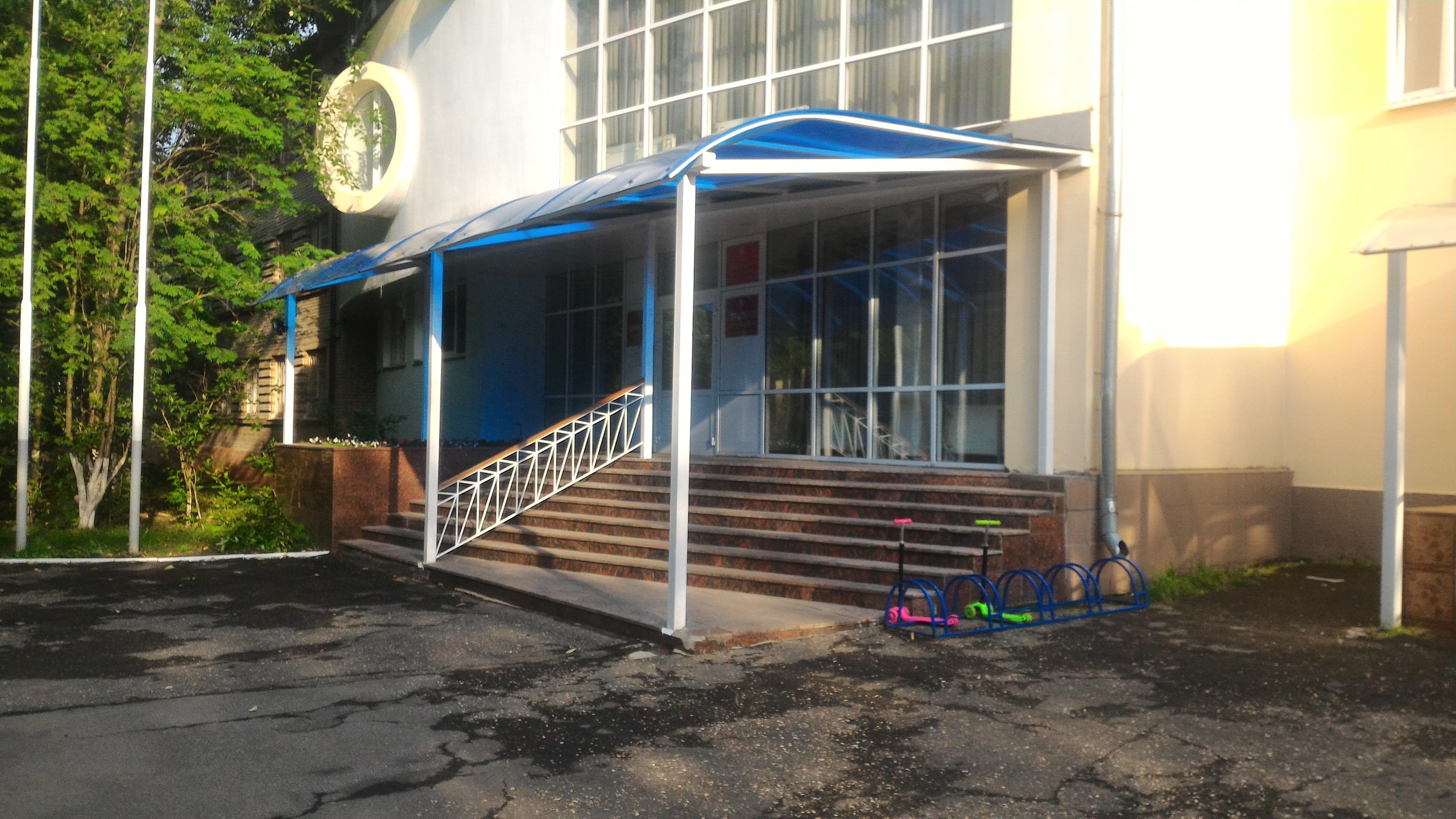 А говорят, что чиновники на бмв и мерседесах катаются :)