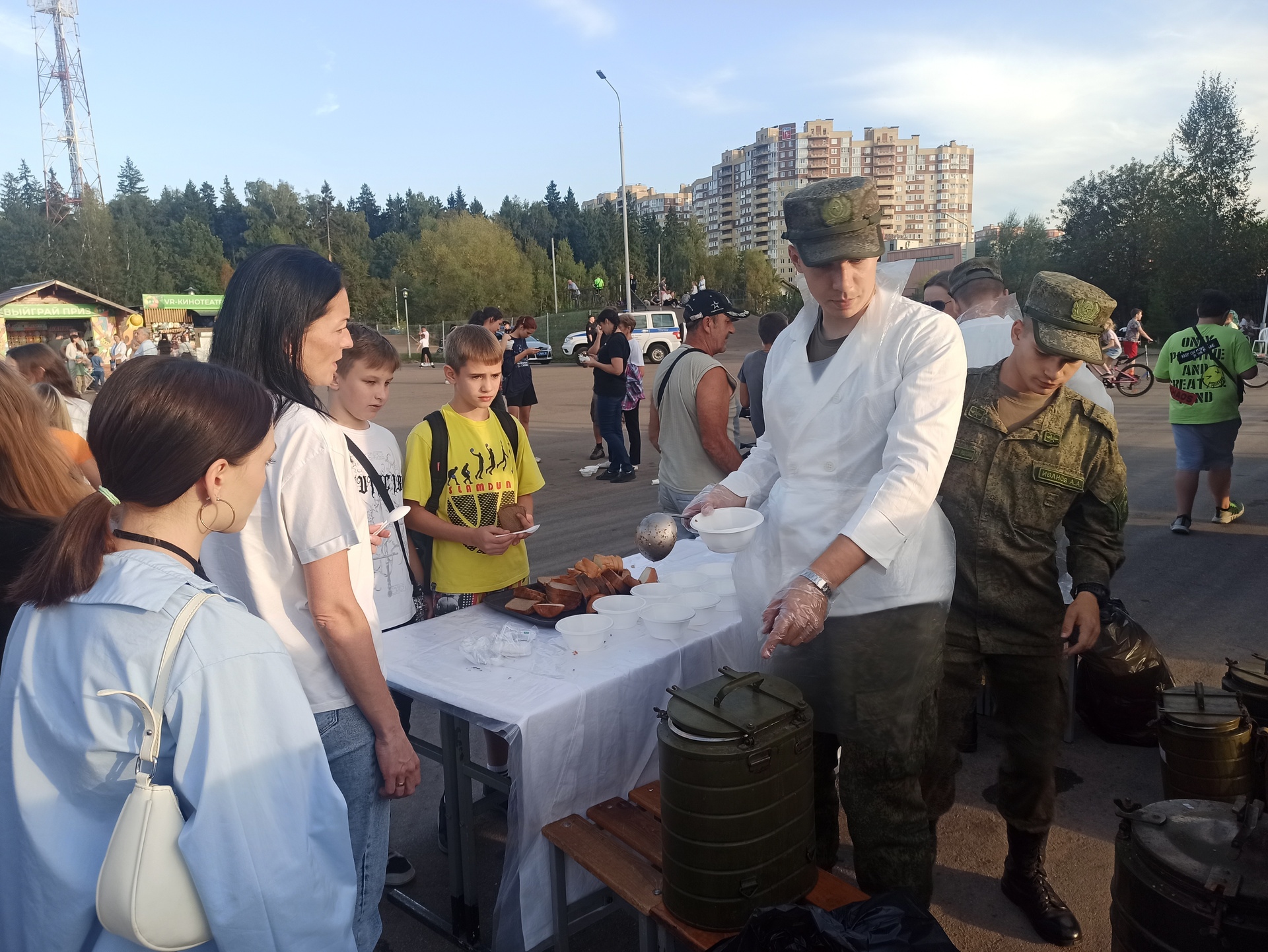 Солдатская каша в городском парке — Краснознаменск