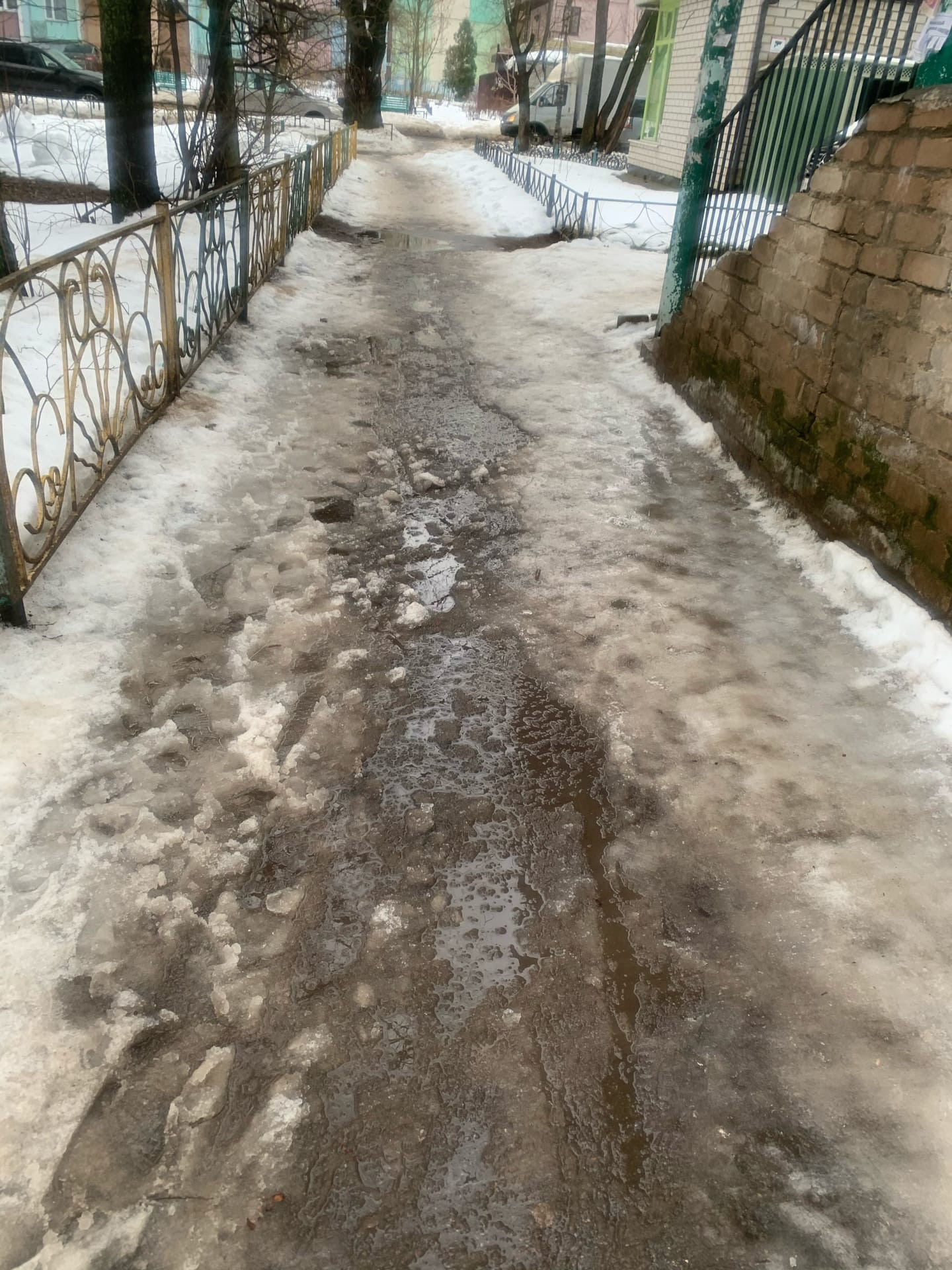 Как можно здесь ходить ? Угол Победы 13 и Краснознамённой 18