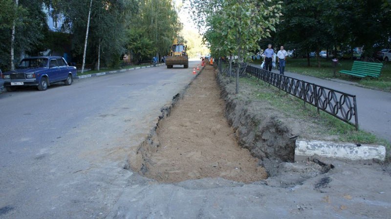 По улице Краснознамённой расширяют проезжую часть, уничтожая при этом деревья и газон. 
Расширяют совершенно напрасно. 
Автомобили уже паркуются у дома номер 18 тоже самое будет и у дома номер 27. 
То есть проезжая часть, как была двух полостной,